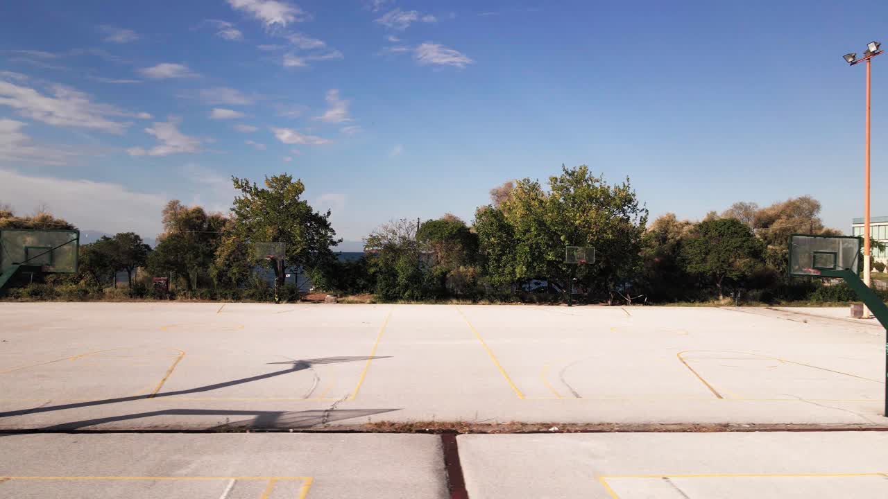 그리스 테살로니키에 있는 스포츠 단지의 농구장에서 드론의 4k 옆으로 움직임