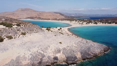 playa paraíso de arena blanca en la isla de elafonisos, peloponeso, grecia - antena