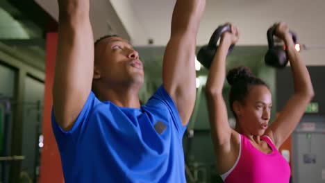 mujer haciendo ejercicio en un gimnasio