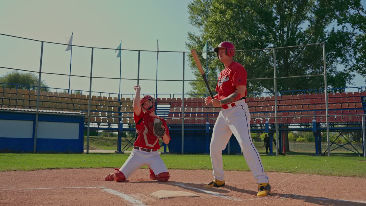 Partita di baseball con battitore e ricevitore sul campo
