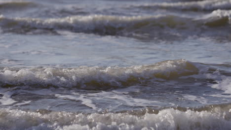 olas del mar corriendo en la playa