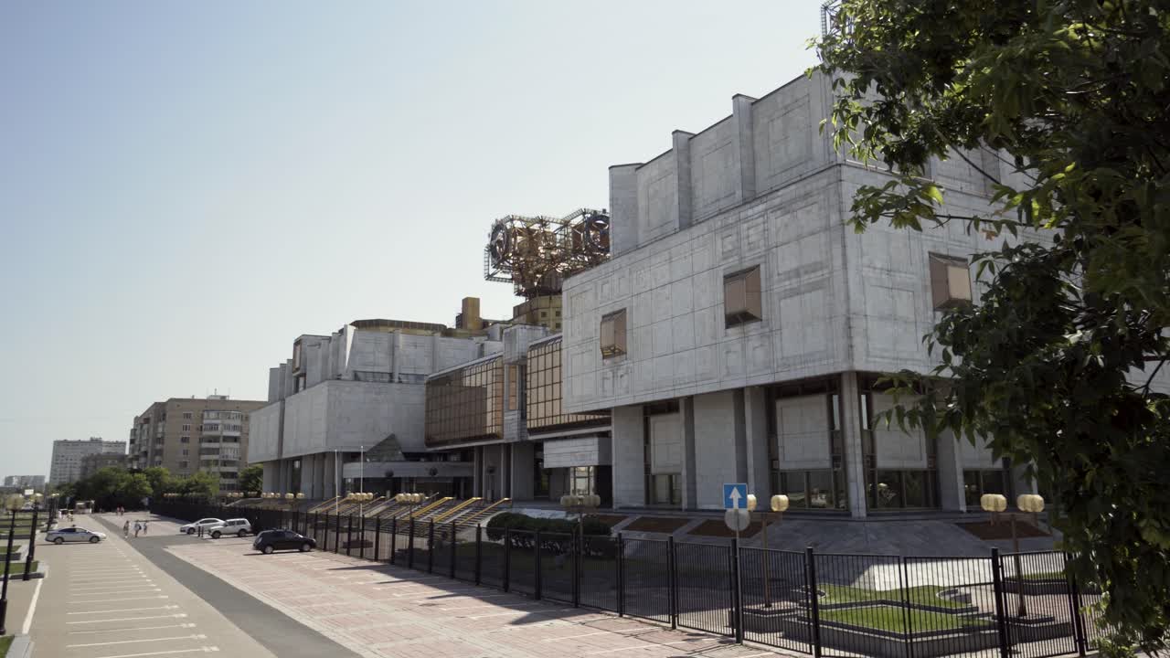 vista exterior de un gran edificio en una ciudad