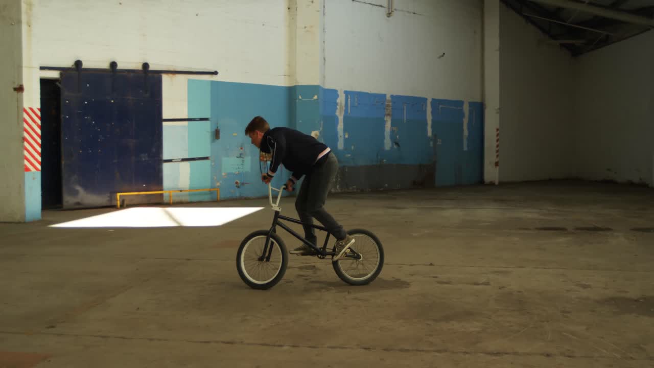 비어있는 창고에서 bmx 라이더