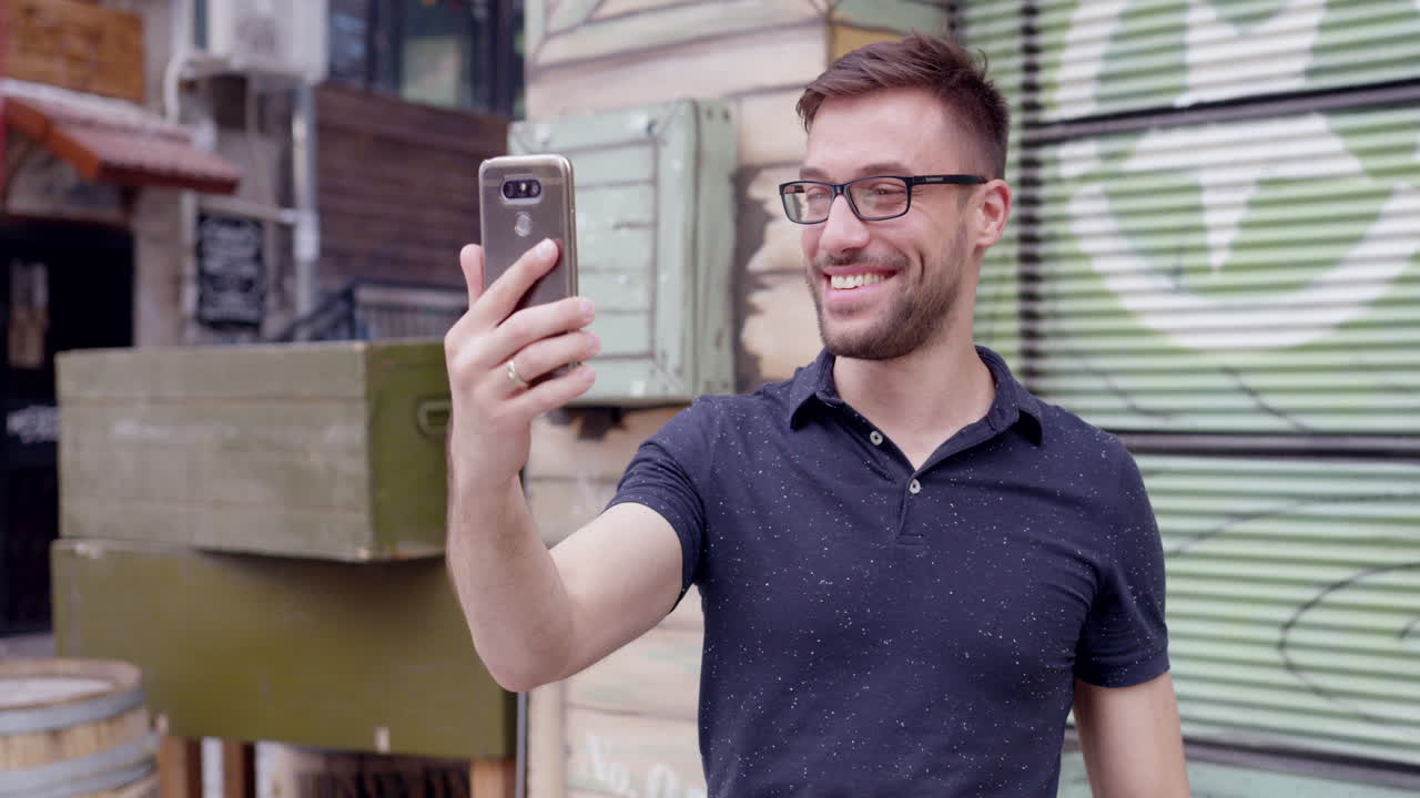 hombre tomando selfie agitando sonriendo cuatro