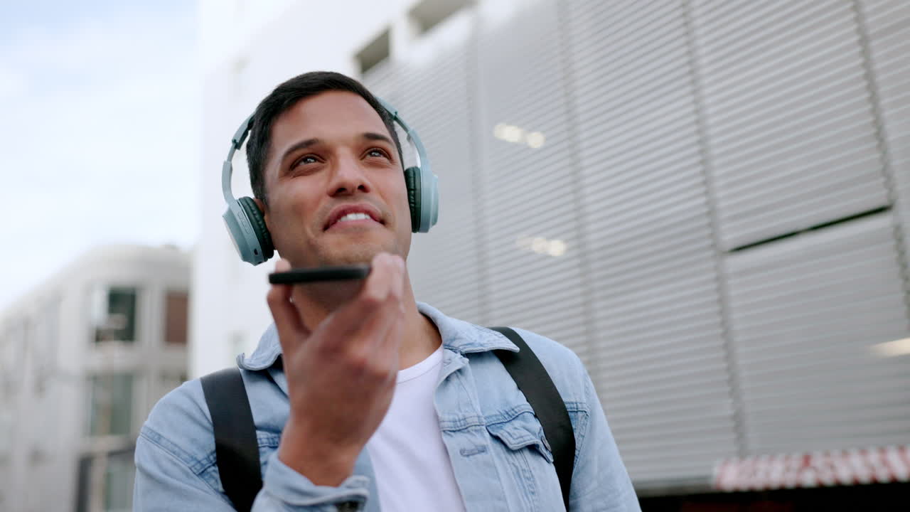 auriculares, llamada telefónica y grabación con el hombre