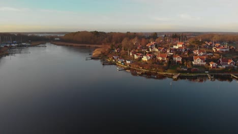 Vista-Aérea-De-Pintorescas-Cabañas-En-El-Paraíso-De-Verano-Brandaholm-En-Karlskrona,-Suecia-10