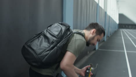 runner with amputated leg going to train in stadium