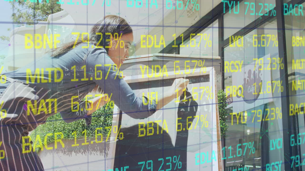 숫자의 애니메이션과 데이터 처리 두 인종의 여성이 가게에서 기내에서 쓰는 것