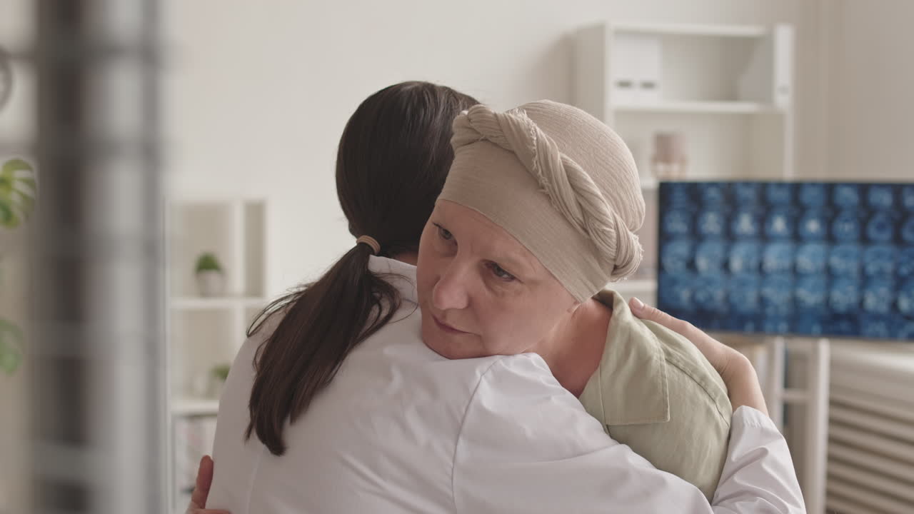 Medico che supporta una donna triste malata di cancro