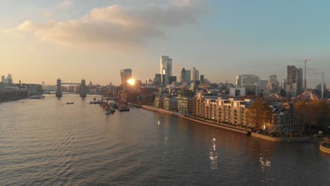 Un-Dron-Deslizante-Disparó-Sobre-El-Río-Támesis-De-Londres-Hacia-La-Puesta-De-Sol-Del-Centro-De-La-Ciudad