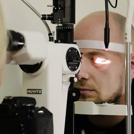 examen ocular con equipo médico
