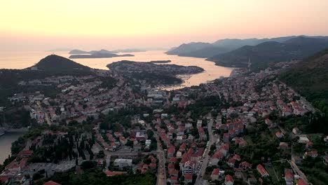 Hermosa-Puesta-De-Sol-Rosa-Sobre-La-Ciudad-De-Dubrovnik,-Croacia