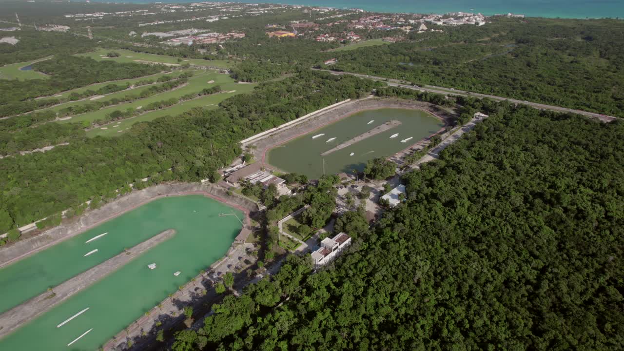 은 날 멕시코 리비에라 마야의 웨이크보드 워터 파크에서 뒤로 회전하는 공중 촬영