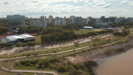 Vista-Aérea-Del-Paseo-Costero-De-Vicente-Lopez-Con-Edificios-Y-Cielo-Nublado-Detrás