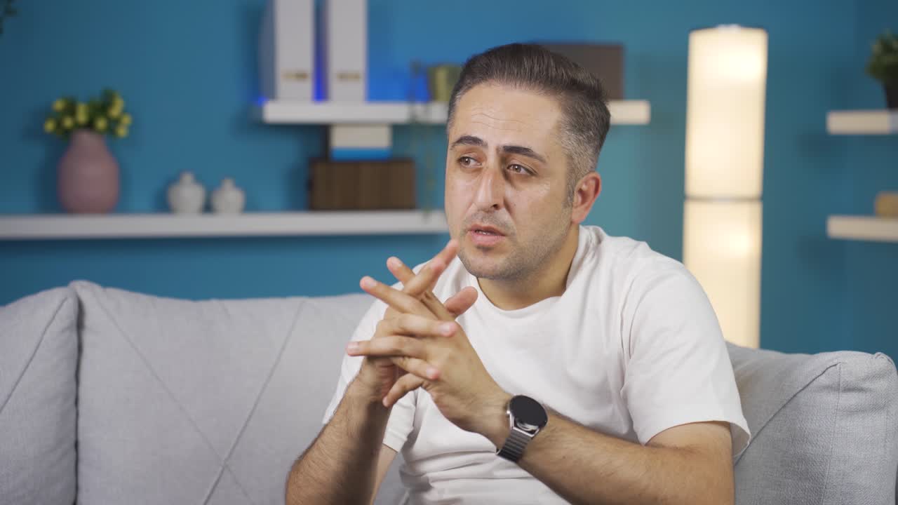 el hombre sospechoso piensa.