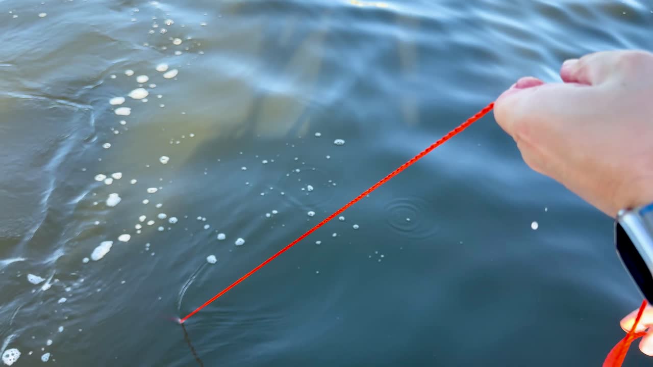 물 에서 크래브 함정 을 끌어 올리는 것