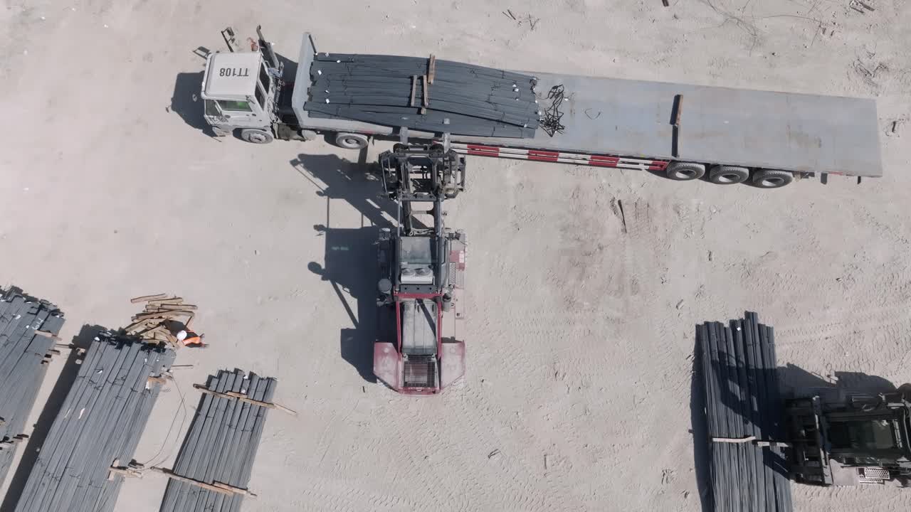 산업 공장에서 선박으로 수출되는 트레일러 트럭에 포크리프트 로딩 스 ⁇