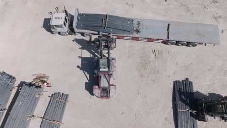 acero para la carga de carretillas elevadoras en camiones remolques exportado por barco en una planta industrial