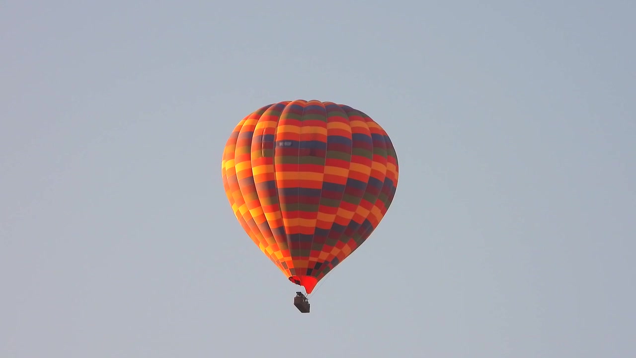 Mongolfiera colorata che fluttua in un cielo sereno