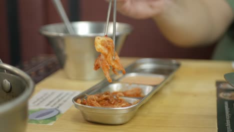 젓가락을 사용하여 선택하는 동안 가까이