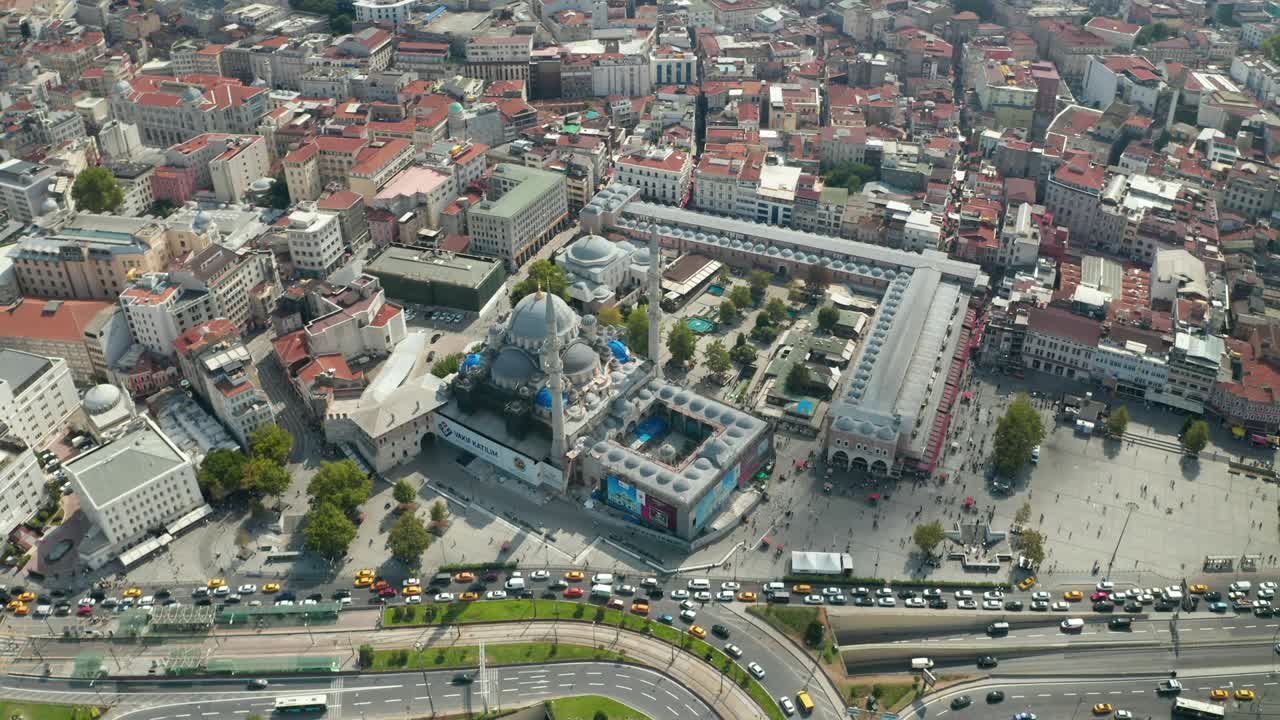 nueva mezquita en construcción en estambul junto al gran bazar con tráfico de automóviles, tobogán aéreo desde arriba