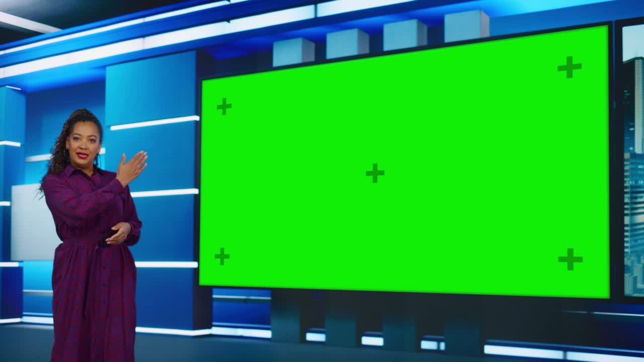 뉴스 쇼 tv 프로그램: 뉴스  스튜디오에 서있는 잘생긴 백인 남성 진행자, 큰 녹색 크로마 키 스크린을 사용합니다. 뉴스 아코르, 진행자는 뉴스, 날씨, 재생 모의 케이블 채널에 대해 이야기합니다.