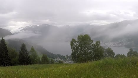 Zeitraffer-Des-Blicks-Auf-Zell-Am-See-Und-Den-Zeller-See,-Der-Durch-Den-Aufsteigenden-Nebel-Aufragt