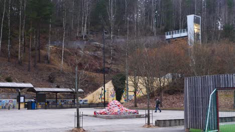 Menschen-Beeilen-Sich,-Die-Straßenbahn-In-Den-Vororten-Von-Göteborg,-Schweden,-Zu-Erwischen