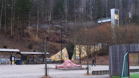 la gente se apresura a tomar el tranvía en los suburbios de gotemburgo, suecia, plano general