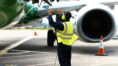 Flugzeugmarshaller,-Der-Die-Richtung-Vorgibt