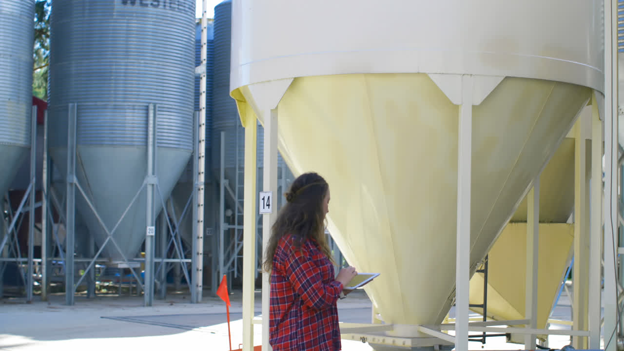 디지털 태블릿 4k에서 작업하는 저장  ⁇ 크를 보는 백인 여성 노동자의 측면 보기