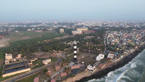 Imágenes-Aéreas-De-Todo-Puducherry,-Anteriormente-Conocido-Como-Pondicherry,-Hogar-De-Edificios-Históricos-Y-Una-De-Las-Colonias-Francesas-Más-Antiguas.