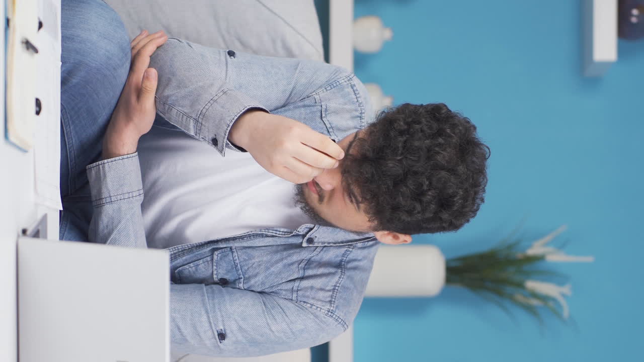 자신을 못생겼다고 생각하는 남자의 수직 비디오입니다.