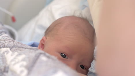 bebé recién nacido con la madre en la cama