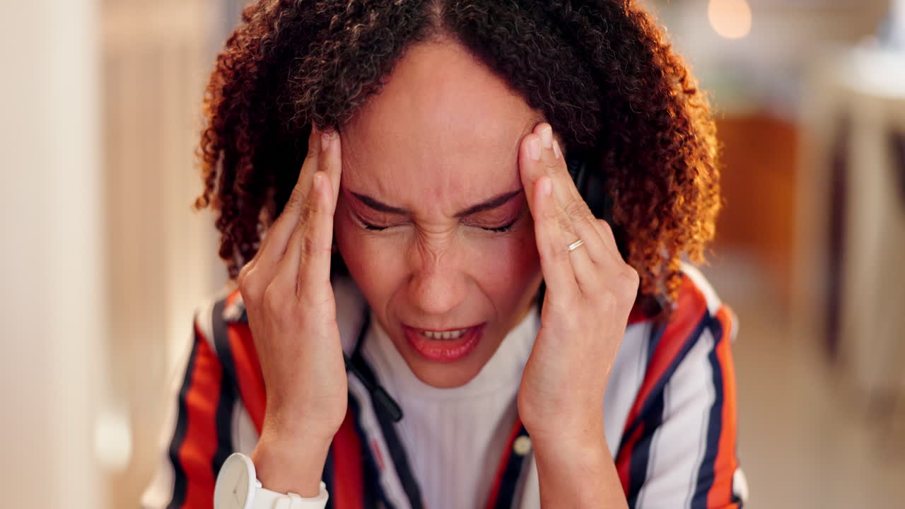 mujer con dolor de cabeza