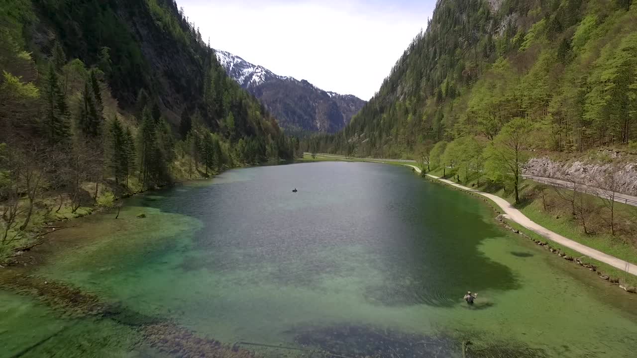 Imagem de drone de um lago sujo.