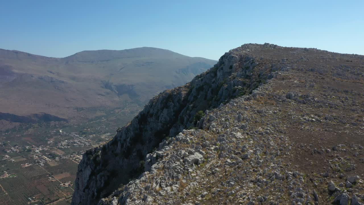 el valle de la cara del acantilado se revela en el campo de sicilia