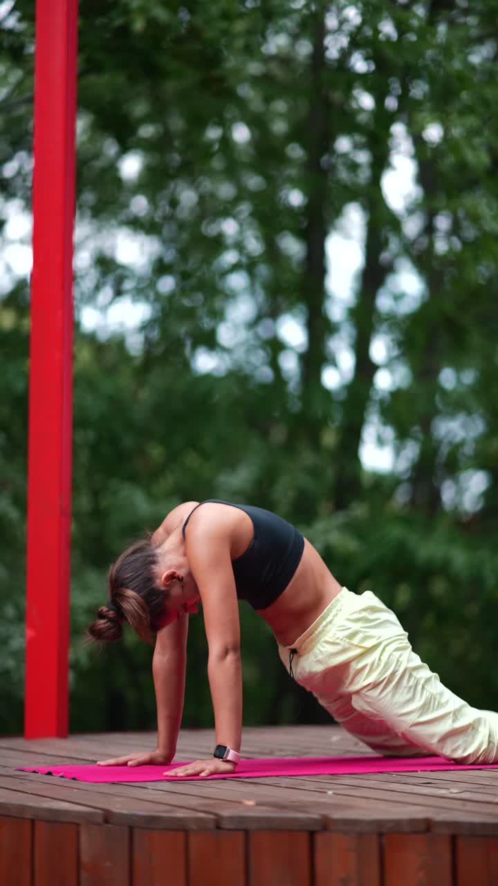 mujer practicando yoga al aire libre