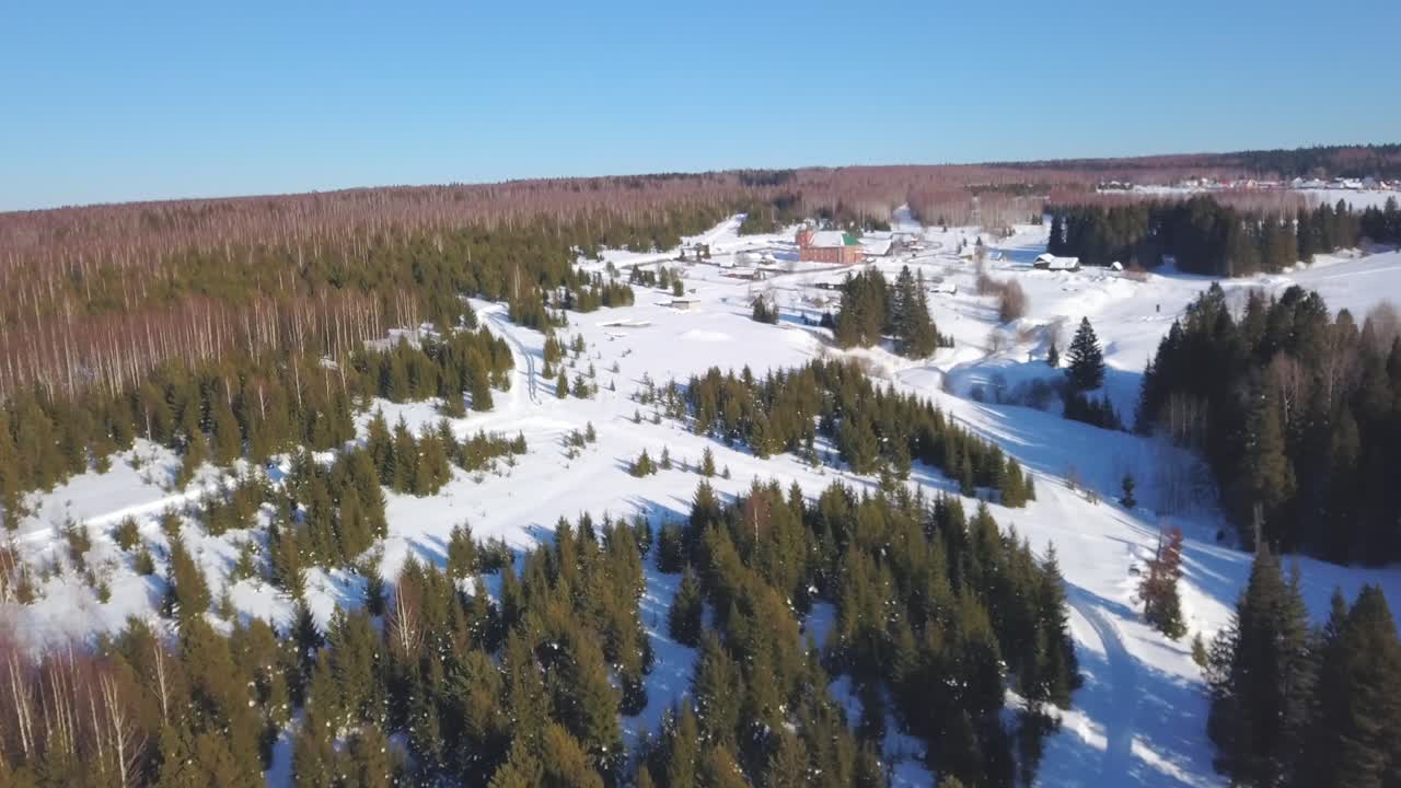 pueblo de invierno en un bosque nevado