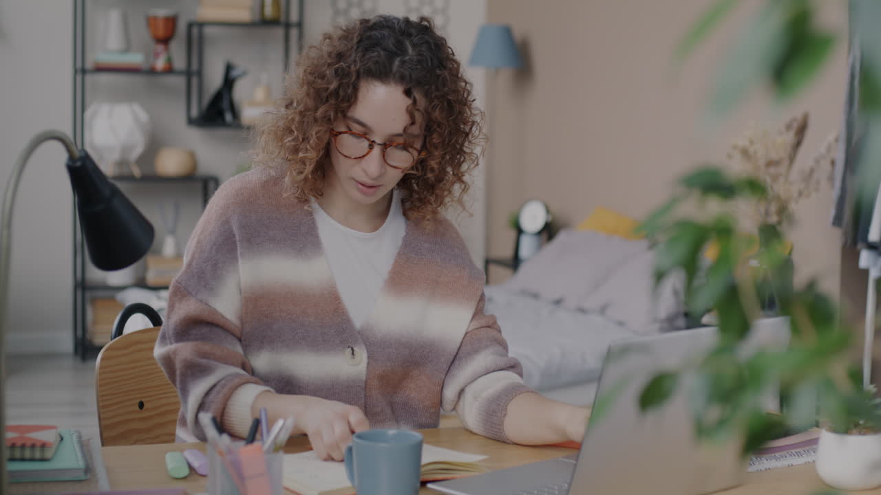 mujer trabajando desde casa en la computadora portátil