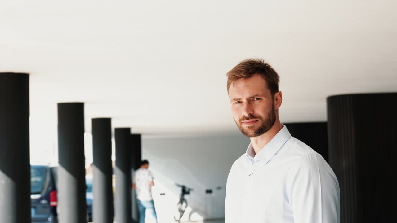 hombre sonriente al aire libre