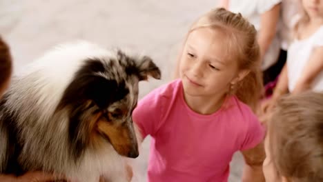 Niños-Felices-Jugando-Con-Un-Perro-De-Terapia