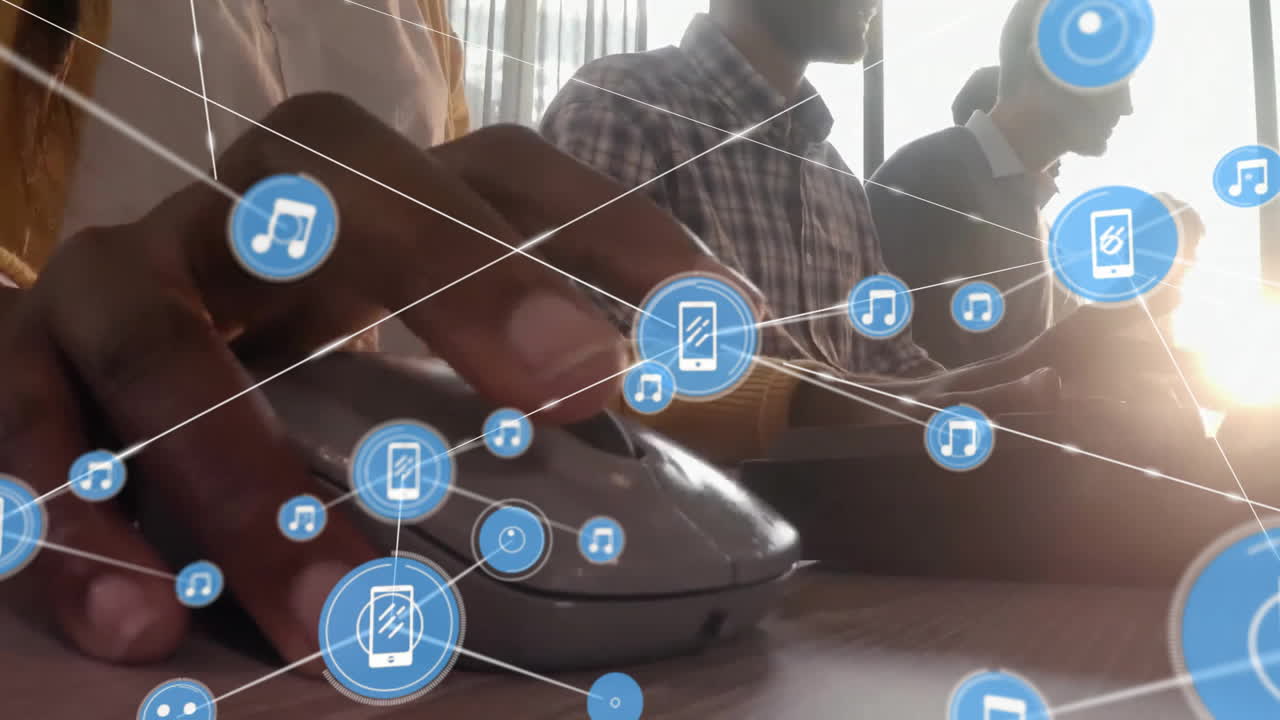 animación de la red de conexiones con íconos de los medios sobre diversas personas de negocios en la oficina