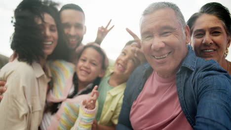 feliz selfie de familia multigeneracional