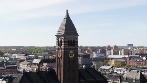 Vista-Aérea-De-La-Fachada-Exterior-Del-Ayuntamiento-De-Norrkoping-En-Norrkoping,-Suecia