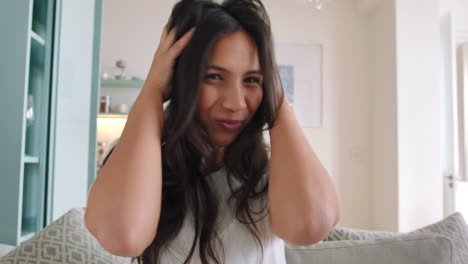 mujer influyente en el programa de videollamadas cabello