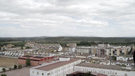 La-Ciudad-Está-Llena-De-Edificios-Altos,-Y-En-La-Distancia-Hay-Muchas-Colinas-Que-Están-Cubiertas-De-Un-Entorno-Verde