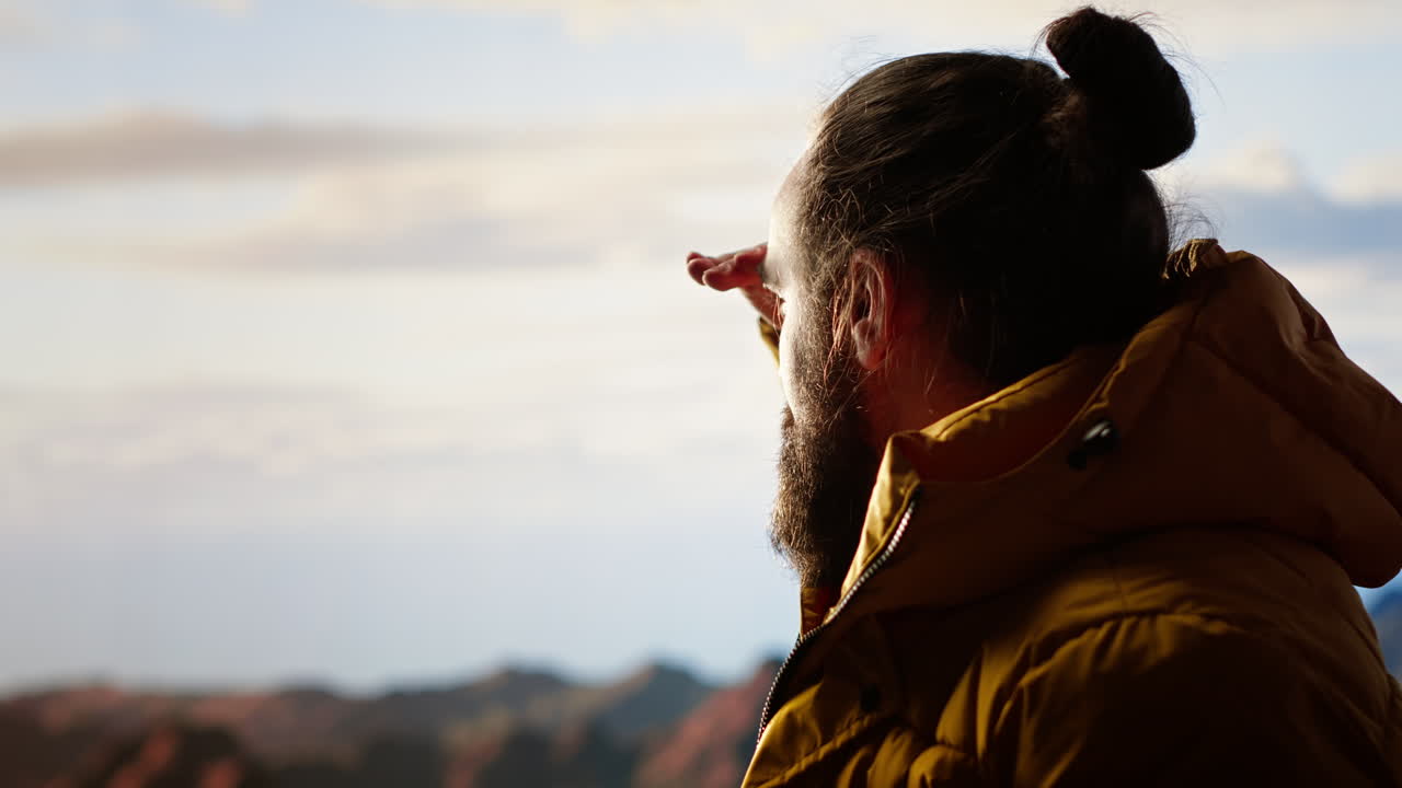 un excursionista victorioso relajándose en la cumbre de la montaña después de escalar la cima