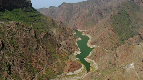 vue aérienne au-dessus du barrage de parralillo un jour ensoleillé sur l'île de gran canaria