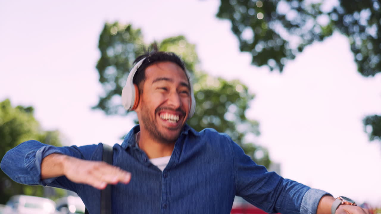 baile de hombre asiático, auriculares